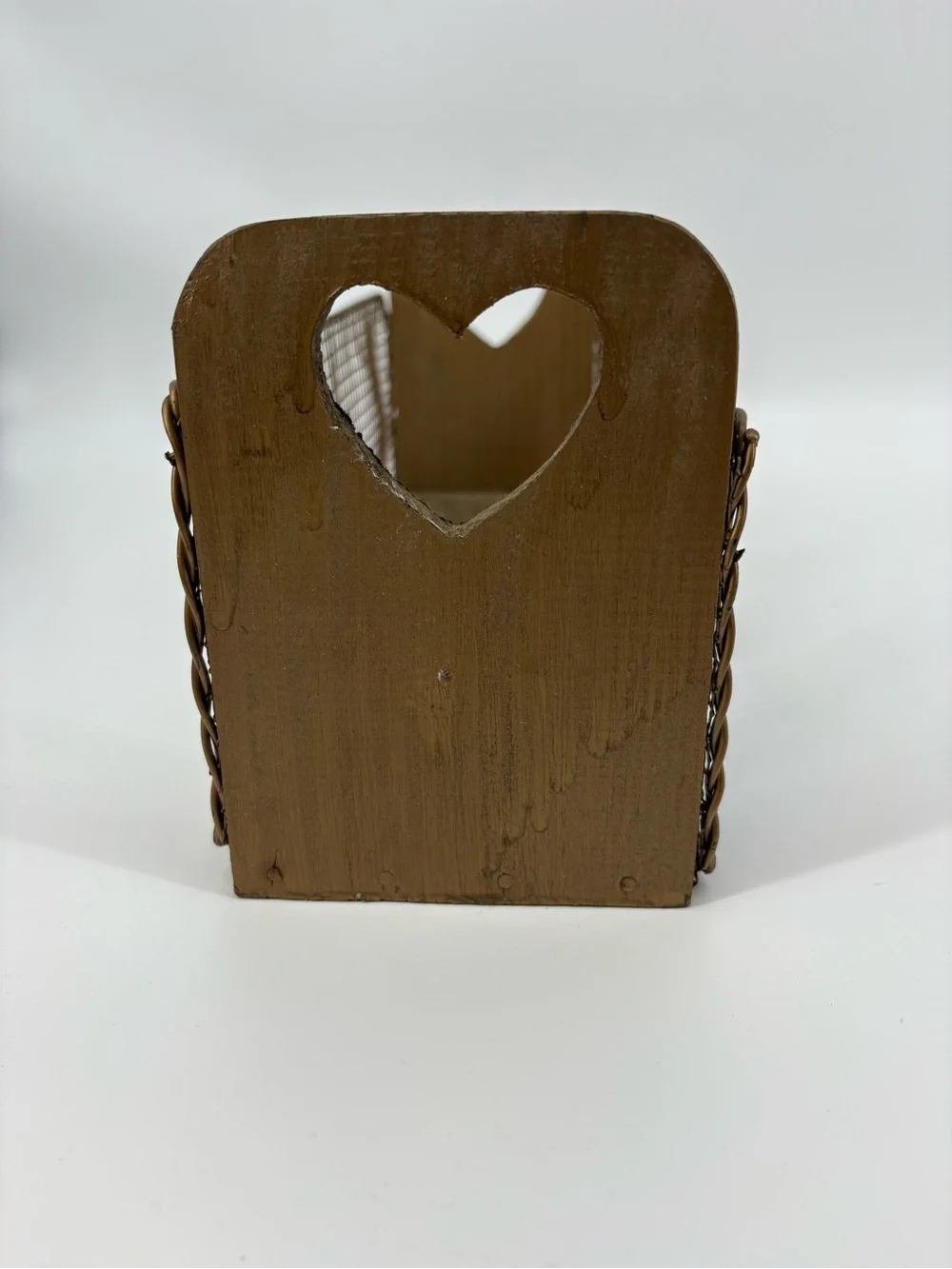 Vtg Country Farmhouse Wire Mesh Basket Wood Heart Wall Pocket Spice Rack Planter